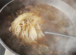 煮沸后尝尝咸淡，适量加点盐，最后把米面放入菜干汤中煮软即可食用。
