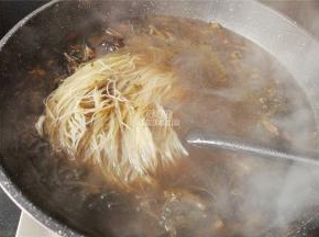 煮沸后尝尝咸淡，适量加点盐，最后把米面放入菜干汤中煮软即可食用。