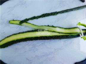 首先把黄瓜洗净接着用纯净水冲洗下，用刨刀刨去一条皮，再去刨成条。