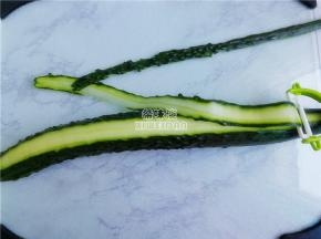 首先把黄瓜洗净接着用纯净水冲洗下，用刨刀刨去一条皮，再去刨成条。