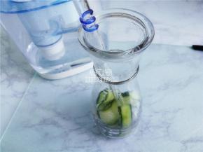 .把一杯冷饮里，建议放三条黄瓜条（如图所示这样的黄瓜条）。