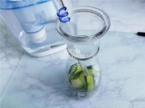 .把一杯冷饮里，建议放三条黄瓜条（如图所示这样的黄瓜条）。