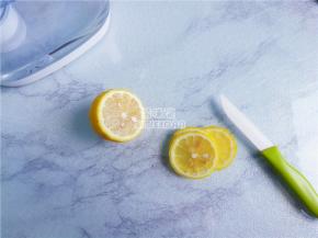柠檬用粗盐搓洗，纯净水冲洗下，用小刀切几片薄薄的柠檬片。