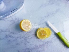 柠檬用粗盐搓洗，纯净水冲洗下，用小刀切几片薄薄的柠檬片。