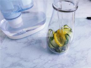 把切好的柠檬片放入冷饮杯中，跟黄条一起，用硬点吸管去压下柠檬皮，利于出汁。