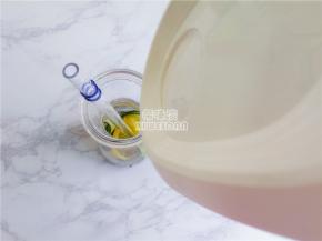 把纯净水倒入冷饮杯中即可食用，我这里的纯净水，用净水壶过滤的水，比较好喝。