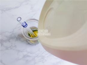 把纯净水倒入冷饮杯中即可食用，我这里的纯净水，用净水壶过滤的水，比较好喝。