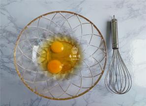 首先把鸡蛋磕入无水无油的料理盆中，接着倒入蜂蜜混合均匀。