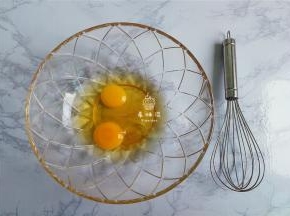 首先把鸡蛋磕入无水无油的料理盆中，接着倒入蜂蜜混合均匀。