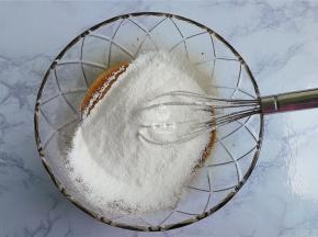 低筋面粉和泡打粉混合一起，把咖啡粉倒入混合均匀，接着筛入混合好面粉。