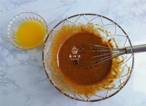 用刮刀搅拌均匀，面糊无干粉无颗粒即可，黄油融化成液体分3次倒入面糊中混合吸收。