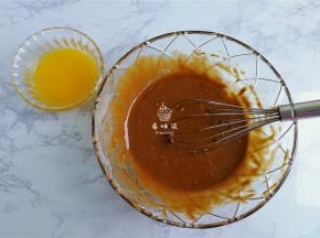 用刮刀搅拌均匀，面糊无干粉无颗粒即可，黄油融化成液体分3次倒入面糊中混合吸收。