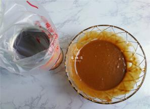 把面糊装入裱花袋中，放入冰箱冷藏30分钟（也可冷藏一夜，早上就节省很多时间）。