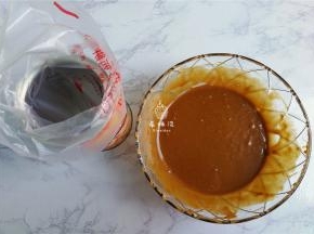 把面糊装入裱花袋中，放入冰箱冷藏30分钟（也可冷藏一夜，早上就节省很多时间）。