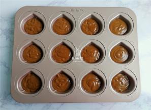 备一个模具（栗子蛋糕模），把冷藏的面糊挤入烤盘中，八分满即可。