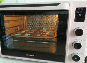 烤箱预热180度，放入中层烤制15分钟即可。晾凉可食用。