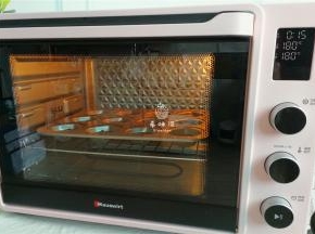 烤箱预热180度，放入中层烤制15分钟即可。晾凉可食用。