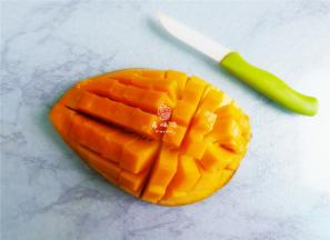 首先把芒果划十字花刀，果肉（大约340克）剔除跟酸奶混合一起。