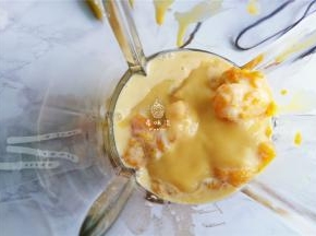 接着倒入料理机，还加入炼乳开启打成泥备用。