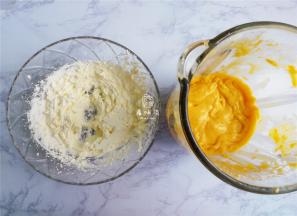 冷藏的淡奶油倒入料理盆中打发8分即可，要求不高。