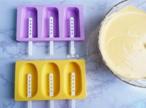 备雪糕模具把芒果雪糕糊倒入模具中填满。