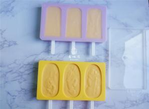 这种雪糕模具要加盖放入冰箱冷冻，冻硬了就可以食用了。