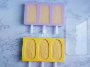 这种雪糕模具要加盖放入冰箱冷冻，冻硬了就可以食用了。