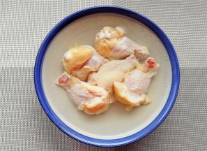 首先把鸡翅根洗净，泡水片刻，泡出血水（可选琵琶腿也行）。