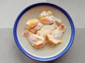 首先把鸡翅根洗净，泡水片刻，泡出血水（可选琵琶腿也行）。