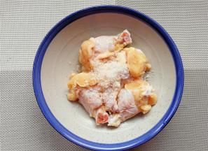 把鸡翅根沥干，撒入适量盐腌制入味，现在夏天冷藏1夜就行。