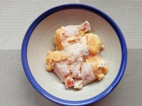 把鸡翅根沥干，撒入适量盐腌制入味，现在夏天冷藏1夜就行。