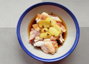 隔天蒸制，倒入料酒，蒸鱼豉油，放入姜片，花椒粒。