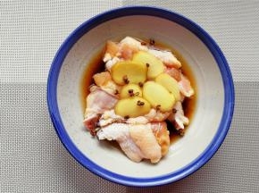 隔天蒸制，倒入料酒，蒸鱼豉油，放入姜片，花椒粒。