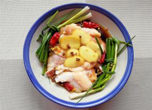 再放入干辣椒和葱结，（如果想要汤汁多，第3步里料酒可多放点）。