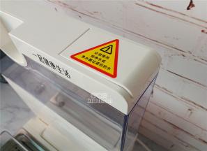 先给折叠的电蒸锅的水箱装入1.5升的纯净水或者过滤好的水。