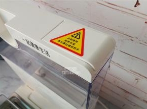 先给折叠的电蒸锅的水箱装入1.5升的纯净水或者过滤好的水。