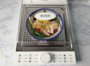 把食材放入电蒸锅中，插电源，开启蒸制模式15分钟即可。