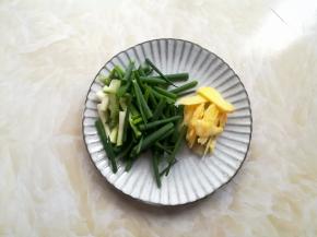 生姜洗净去皮切成薄片，香葱洗净去根，切成小段