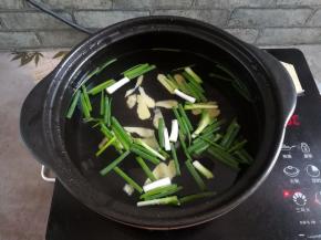 烧一锅开水放入生姜，葱花和10克盐