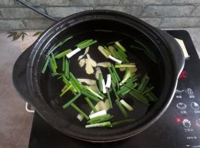 烧一锅开水放入生姜，葱花和10克盐