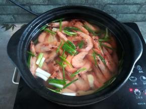 煮好的虾别急着捞出来，先泡在盐水里浸半个小时