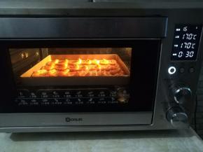 基围虾放入烤箱中层，参考上下火170度烤30分钟