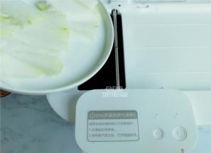 把冬瓜去皮切片，倒入投料口，启动继续翻炒片刻。