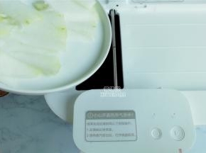 把冬瓜去皮切片，倒入投料口，启动继续翻炒片刻。