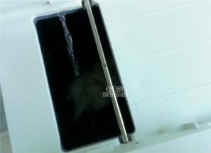 翻炒过程中，炒菜机会自动加水，只需把水箱装上水。