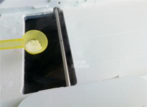 最后起锅前倒入2克盐来调味，清爽鲜甜，非常好喝。