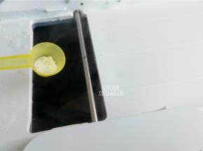 最后起锅前倒入2克盐来调味，清爽鲜甜，非常好喝。