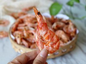 烤好的基围虾干放凉以后，用保鲜袋装起来，可以放冰箱里冷冻保存，放上一年都不会坏掉