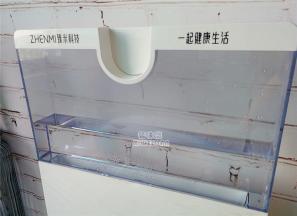 给电蒸锅上水箱装入适量的纯净水或者过滤好的水。