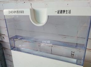 给电蒸锅上水箱装入适量的纯净水或者过滤好的水。